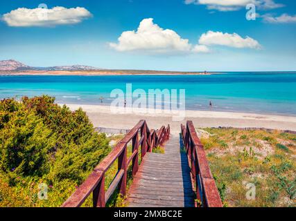 Sonnige Maribe-Landschaft. Hölzerne Fußgängerbrücke zum oasenähnlichen Strand - Spiaggia della Pelosa. Malerischer Frühlingsblick auf die Insel Sardinien, Italien, Europa. Br Stockfoto