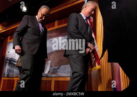 Der Mehrheitsführer des US-Senats Chuck Schumer (Demokrat von New York), Left, und US-Senator Chris Van Hollen (Demokrat von Maryland), Right, verlassen eine Pressekonferenz über die mögliche nationale Schuldenkrise im Capitol in Washington, DC, USA, Donnerstag, 2. Februar, 2023. Foto: Julia Nikhinson/CNP/ABACAPRESS.COM Stockfoto