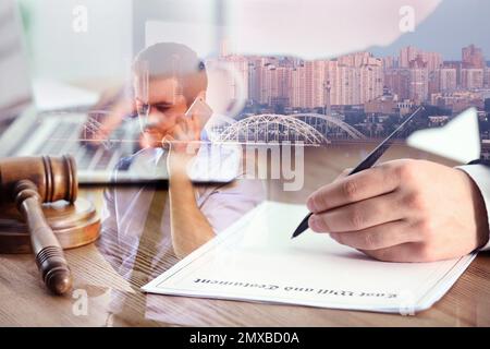 Mehrfachbelichtung eines telefonierenden Mannes, männlicher Notar mit Dokumenten und Stadtbild Stockfoto