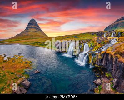 Landschaftsfotografie. Atemberaubender Blick am Morgen auf das beliebte Touristenziel - den Kirkjufellsfoss-Wasserfall. Farbenfroher Sonnenaufgang auf der Halbinsel Snaefellsnes, IC Stockfoto