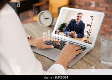 Frau, die einen Video-Chat für ein Online-Bewerbungsgespräch im Büro, Nahaufnahme verwendet Stockfoto