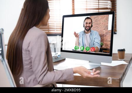 Frau, die einen Videochat für ein Online-Bewerbungsgespräch im Büro verwendet Stockfoto