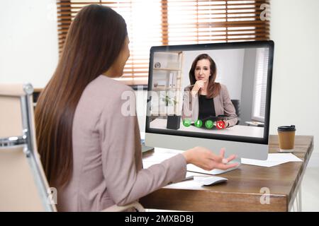 Frau, die einen Videochat für ein Online-Bewerbungsgespräch im Büro verwendet Stockfoto
