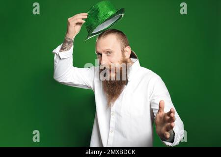 Bärtiger Mann mit grünem Hut auf farbigem Hintergrund. St. Patrick's Day-Feier Stockfoto