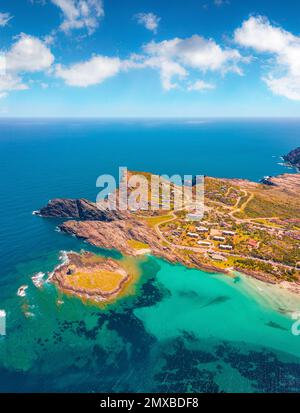 Landschaftsfotografie aus der Luft. Farbenfroher Sommerblick von der fliegenden Drohne auf das Falcone Cape und den Torre della Pelosa Turm. Herrliche Morgenszene von Sardin Stockfoto