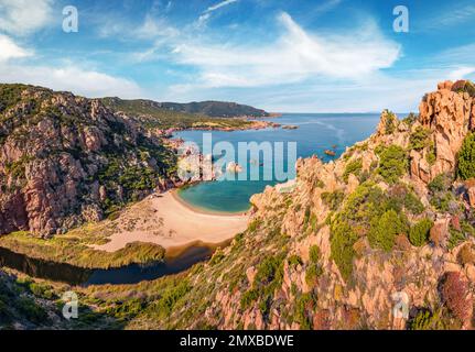 Landschaftsfotografie aus der Luft. Sonniger Blick von der fliegenden Drohne auf den Strand von Li Cossi. Frühling auf Sardinien. Helle Frühlingsszene der Costa Paradiso, Italien Stockfoto
