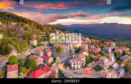 Landschaftsfotografie aus der Luft. Wunderbarer Blick von der fliegenden Drohne auf Zonza Stadt, Gemeinde im Departement Corse-du-Sud in Frankreich. Atemberaubende Sonne Stockfoto