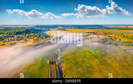 Landschaftsfotografie aus der Luft. Farbenfroher Sommerblick von der fliegenden Drohne auf die ukrainische Landschaft. Fantastische Sommerszene am Stadtrand von Ternopil, Ukr Stockfoto
