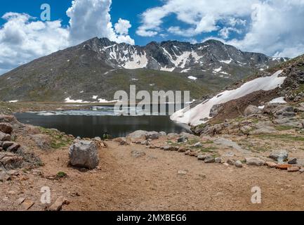 Colorados 14.271 m hoher Mount Evans, vom Summit Lake aus gesehen, 12.840 m über dem Meeresspiegel. Stockfoto