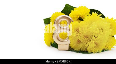 Strauß gelber Chrysanthemen mit goldener Zahl 8 mit Platz für Text auf weißem isoliertem Hintergrund. Internationaler Frauentag, 8. März, Geburtstag. Stockfoto