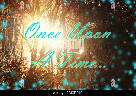 Wunderschöner Zauberwald und Text, es war einmal. Märchenwelt Stockfoto