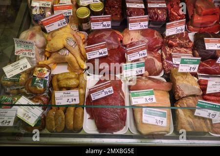 Berlin, Deutschland. 27. Januar 2023. Im Wild & Geflügel Albrecht Metzger Shop in der Acacia Street werden zahlreiche Arten von Wildfleisch ausgestellt. Die Preise für Wild und Wildschweine sind in jüngster Zeit stark gestiegen, aber Wild ist gefragt. (Zu dpa „Sattel des Wildschweins und Bein des Wildschweins: Begehrt, aber selten“) Kredit: Joerg Carstensen/dpa/Alamy Live News Stockfoto