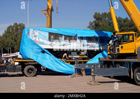 (Neueste - Nachrichten) New DHMU Train Kalka to Shimla, macht euch bereit für die Entladung auf der Strecke in Kalka (Haryana), Indien. Stockfoto