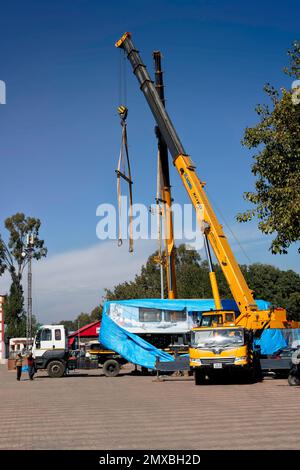 (Neueste Nachrichten) New DHMU Zug Kalka nach Shimla, Abflug auf Gleisen am Bahnhof Kalka (Haryana), Indien. Stockfoto