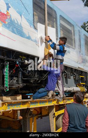 (Neueste - Nachrichten) New DHMU Train Kalka to Shimla, macht euch bereit für die Entladung auf der Strecke in Kalka (Haryana), Indien. Stockfoto