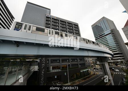 Neue Transit-Yurikamome-Linie, die Shimbashi nach Toyosu verbindet, über die künstliche Insel Odaiba in Tokio, Japan, Stockfoto