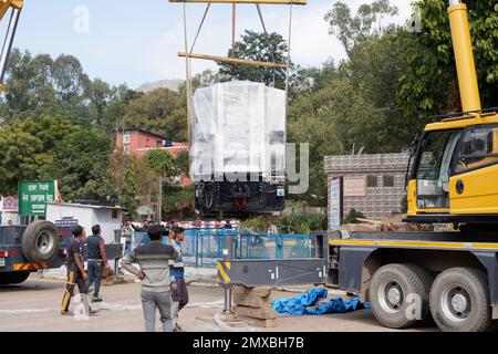 (Neueste Nachrichten) New DHMU Zug Kalka nach Shimla, Abflug auf Gleisen am Bahnhof Kalka (Haryana), Indien. Stockfoto