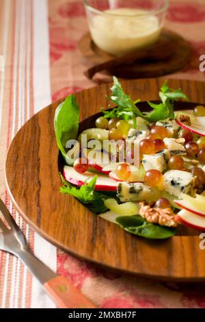 Frischer Salat mit Äpfeln, Walnüssen, Trauben, Sellerie und Blauschimmelkäse Stockfoto