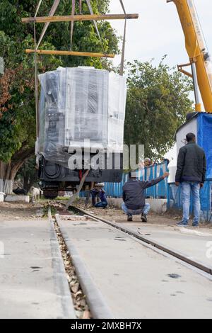 (Neueste - Nachrichten) New DHMU Train Kalka to Shimla, macht euch bereit für die Entladung auf der Strecke in Kalka (Haryana), Indien. Stockfoto