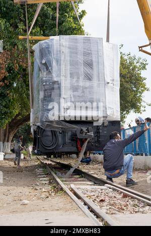 (Neueste Nachrichten) New DHMU Train Kalka nach Shimla, wird am Bahnhof Kalka (Haryana), Indien, entladen. Stockfoto