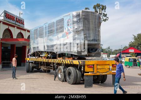 (Neueste - Nachrichten) New DHMU Train Kalka to Shimla, macht euch bereit für die Entladung auf Gleisen in Kalka (Haryana), Indien. Stockfoto