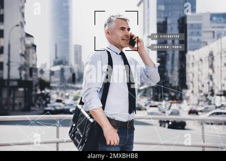 Menschen suchen nach Gesichtserkennung. Mann im Freien mit Scannerrahmen im Gesicht und seinen privaten Informationen Stockfoto