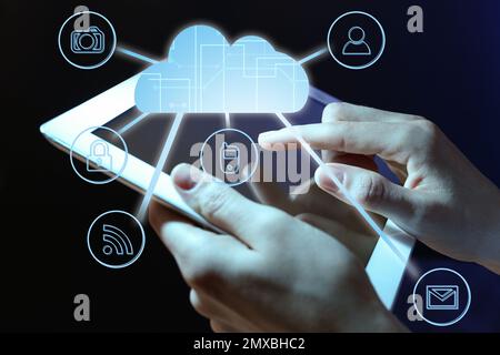 Cloud-Technologie. Frau, die ein Tablet auf dunklem Hintergrund benutzt, Nahaufnahme Stockfoto