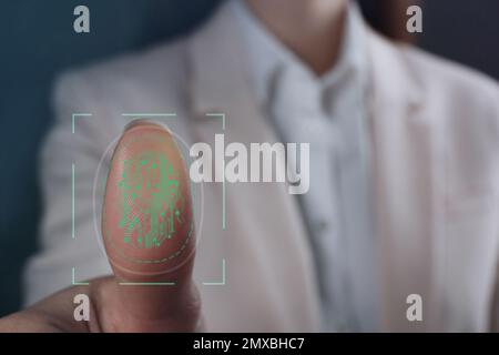 Geschäftsfrau mit biometrischem Fingerabdruck-Scanner, Nahaufnahme. Platz für Text Stockfoto