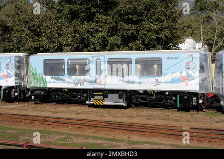 (Neueste Nachrichten) New DHMU Zug Kalka nach Shimla, abgeladen auf Gleis am Bahnhof Kalka (Haryana), Indien. Stockfoto