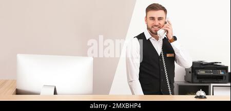 Der Rezeptionist telefoniert an der Rezeption in einem modernen Hotel. Bannerdesign Stockfoto