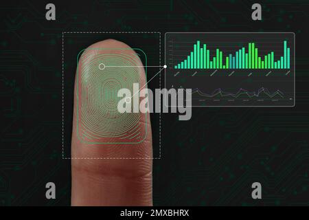 Frau mit biometrischem Fingerabdruck-Scanner auf dunklem Hintergrund, Nahaufnahme Stockfoto