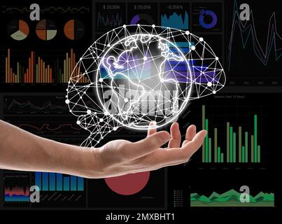 Ein Mann, der die Welt mit Netzwerkverbindungsleitungen und digitalen Grafiken auf schwarzem Hintergrund demonstriert, Nahaufnahme. Moderne Technologie Stockfoto