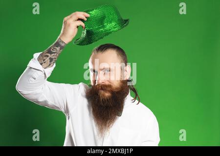 Bärtiger Mann mit grünem Hut auf farbigem Hintergrund. St. Patrick's Day-Feier Stockfoto