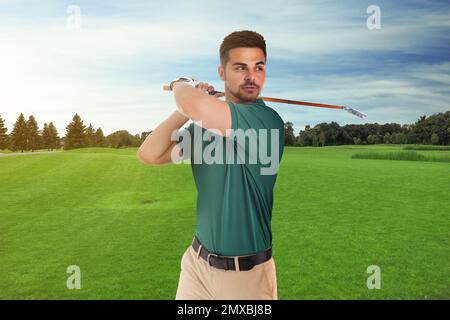 Junger Mann, der Golf auf einem Golfplatz mit grünem Gras spielt Stockfoto