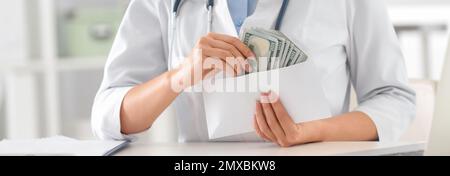 Ein Arzt mit Bestechung am Schreibtisch in der Klinik, Nahaufnahme. Bannerdesign Stockfoto