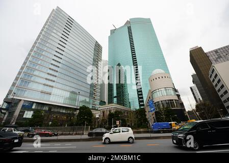 Shidome City Center und der Panasonic Tower, der sich hinter älteren Gebäuden in Shimbashi, Tokio, Japan erhebt. Stockfoto