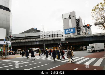 Fußgänger, die die Straße überqueren in Shimbashi, Tokio, Japan. Stockfoto
