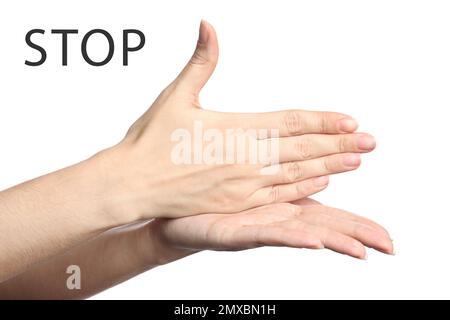 Frau, die das Wort "Stopp" auf weißem Hintergrund zeigt, Nahaufnahme. Amerikanische Gebärdensprache Stockfoto