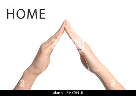 Frau, die das Wort "Zuhause" auf weißem Hintergrund zeigt, Nahaufnahme. Amerikanische Gebärdensprache Stockfoto