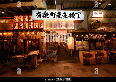 Bars und izakayas unter der Hochbahn zwischen den JR Yurakucho und Shimbashi JR-Linien Stationen in Tokyo. Stockfoto