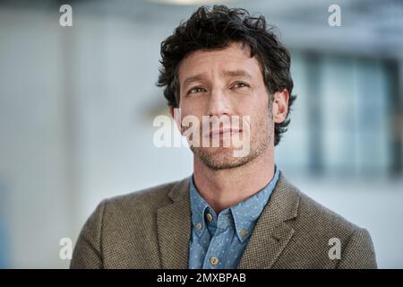 Er ist ein Visionär. Porträt eines Geschäftsmannes, der in einem Büro steht. Stockfoto