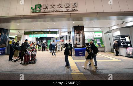 JR-Bahnhof Shin Okubo in Tokio, Japan. Stockfoto