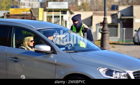 1. November 2021 Warschau, Polen. Die Polizei von der Straßenverkehrsbehörde leitet den Verkehr in der Nähe des Friedhofs. Stockfoto
