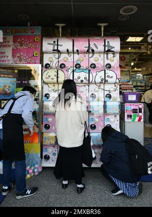 Kapselstationen, Verkaufsautomaten, die Manga- und Anime-Spielzeug und Sammlerstücke vor einem Geschäft in Akihabara, Tokio, Japan ausgeben. Stockfoto