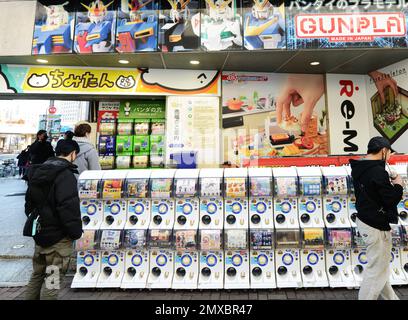 Kapselstationen, Verkaufsautomaten, die Manga- und Anime-Spielzeug und Sammlerstücke vor einem Geschäft in Akihabara, Tokio, Japan ausgeben. Stockfoto