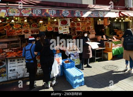 Ameya-Yokocho ist ein lebhafter Straßenmarkt, der entlang der Bahngleise zwischen dem JR-Bahnhof Ueno und dem Bahnhof Okachimachi, Tokio, Japan, verläuft. Stockfoto