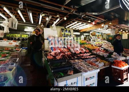 Ameya-Yokocho ist ein lebhafter Straßenmarkt, der entlang der Bahngleise zwischen dem JR-Bahnhof Ueno und dem Bahnhof Okachimachi, Tokio, Japan, verläuft. Stockfoto