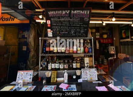 Ameya-Yokocho ist ein lebhafter Straßenmarkt, der entlang der Bahngleise zwischen dem JR-Bahnhof Ueno und dem Bahnhof Okachimachi, Tokio, Japan, verläuft. Stockfoto