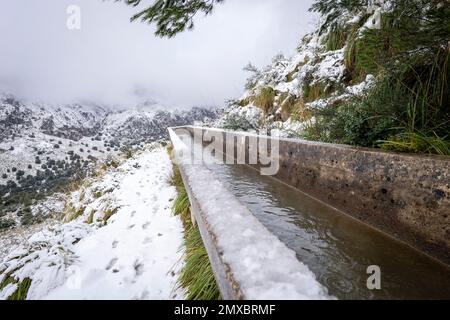 Wasserauffüllkanal, Gorg Blau-Reservoir, Escorca, Mallorca, Balearen, Spanien Stockfoto