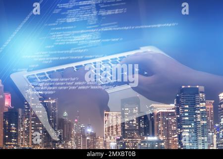 Doppelbelichtung männlicher Programmierer mit Laptop und Stadtbild, Nahaufnahme Stockfoto